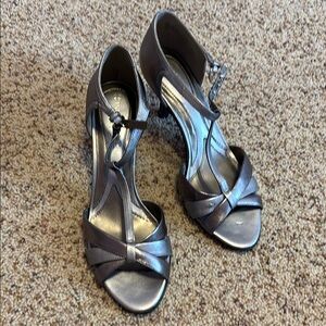 Naturalizer Elegant Silver Women's Sandals T-Strap Classy Retro Theatre